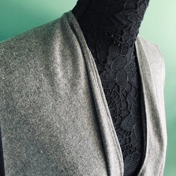 ADRIENNE VITTADINI Gray OSFM Wrap/Shawl with Fringe - Picture 3 of 6